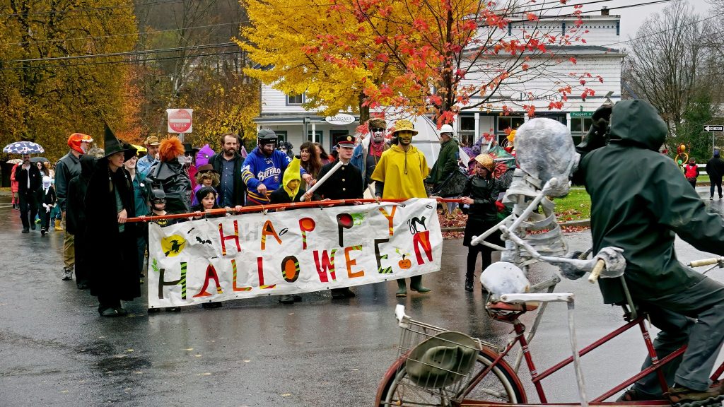 vae halloween parade bennington vermont 1024x576 1